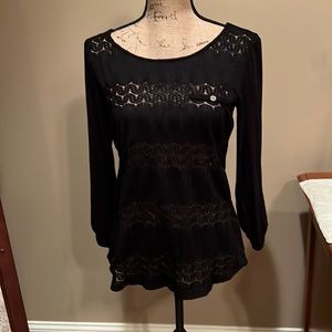 MAURICES WOMENS TOP IN SZ  M, LONGER IN BACK WITH V-SHAPE, LONGER BUTTON SLEEVES